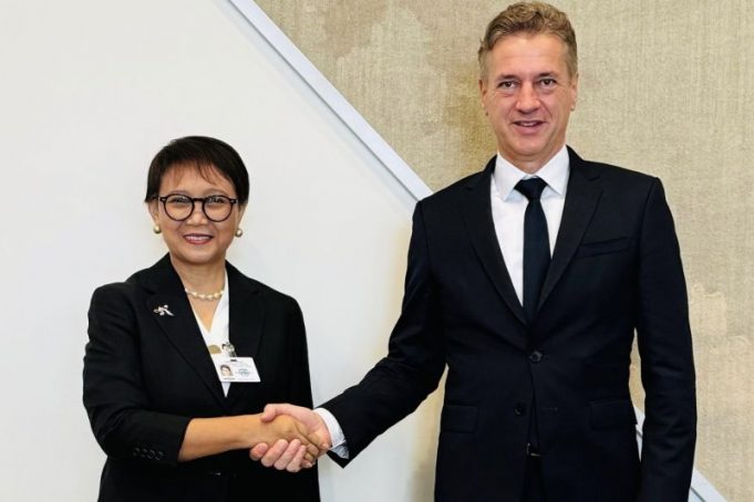 Menteri Luar Negeri (Menlu) RI Retno Marsudi dan Perdana Menteri Slovenia Robert Golob dalam pertemuan bilateral yang diselenggarakan di sela-sela Sidang ke-79 Majelis Umum PBB di New York, Jumat (27/9/2024) waktu setempat.