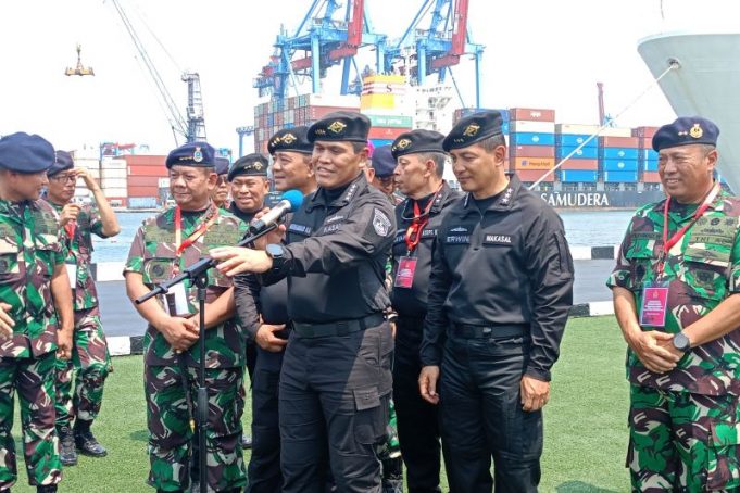 Kepala Staf TNI Angkatan Laut (KSAL) Laksamana TNI Muhammad Ali saat menyampaikan keterangan usai agenda penyematan Brevet Kehormatan Hiu Kencana kepada Presiden Jokowi di Markas Komando Lintas Laut Militer, Jakarta Utara, Sabtu (28/9/2024).