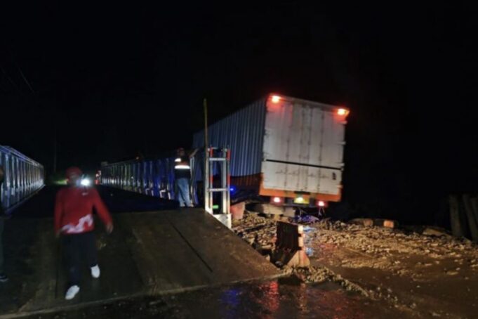 Jalan lintas Riau-Sumbar di Desa Tanjung Alai, Kecamatan XIII Koto Kampar, Kabupaten Kampar kembali mengalami longsor, Kamis (12/9/2024).