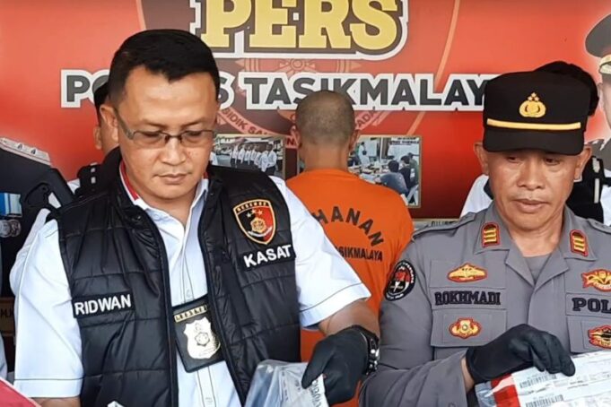 Kepala Satuan Reskrim Polres Tasikmalaya AKP Ridwan Budiarta menunjukkan barang bukti dan tersangka saat jumpa pers pengungkapan kasus pembuangan jasad wanita dalam karung di Tasikmalaya, Jawa Barat, Senin (23/9/2024).