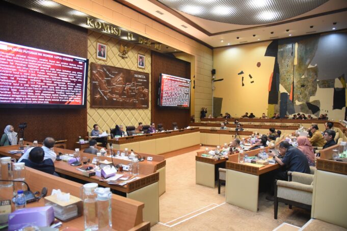 Komisi_II_DPR_RI_saat_melakukan_Rapat_Kerja_dengan_mitra_kerja_di_Senayan__Jakarta__Foto__Dok_vel20240924142335