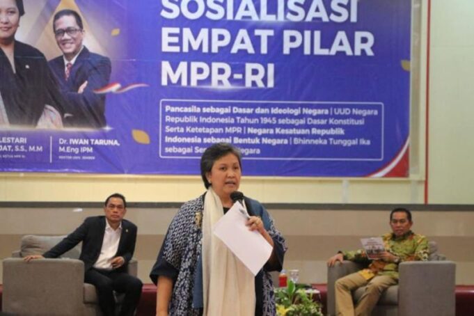 Wakil Ketua MPR Lestari Moerdijat saat memberikan materi empat pilar kebangsaan di Gedung Soetardjo Universitas Jember, Jumat (13/9/2024).