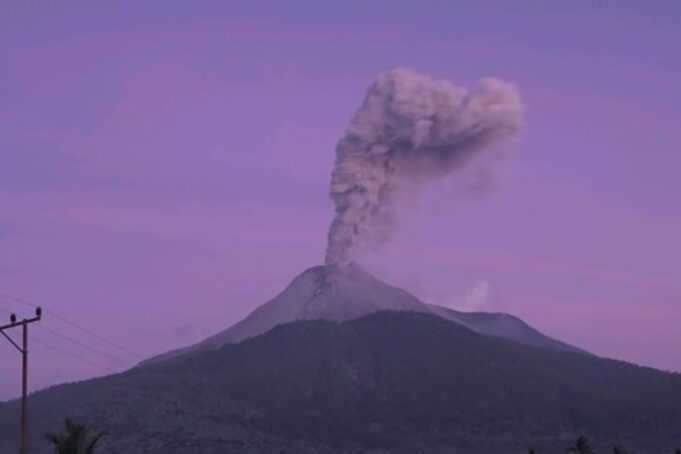 Erupsi di puncak gunung Lewotobi.