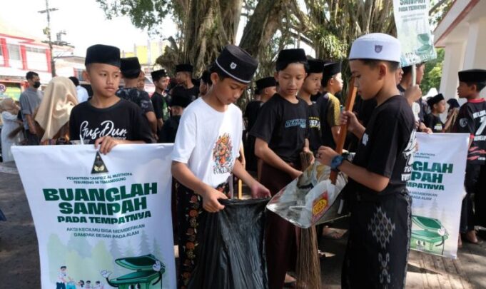 Para santri Pondok Pesantren Al Musthofa Tebuireng 16 Wadas, Kabupaten Temanggung, menggelar aksi peduli lingkungan menyambut Maulid Nabi Muhammad SAW.