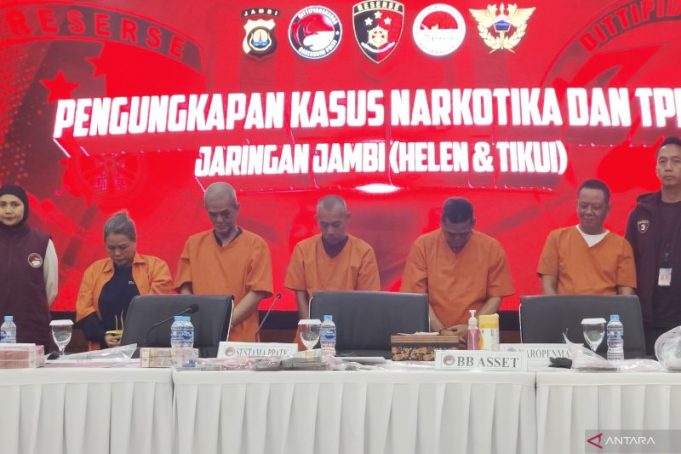 Petugas menunjukkan para tersangka kasus bandar narkoba wilayah Jambi dalam konferensi pers di Gedung Bareskrim Polri, Jakarta, Rabu (16/10/2024)