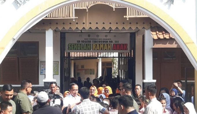 Presiden Jokowi tiba di SDN Tirtoyoso Nomor 111 Solo, Jawa Tengah, Sabtu (12/10/2024).