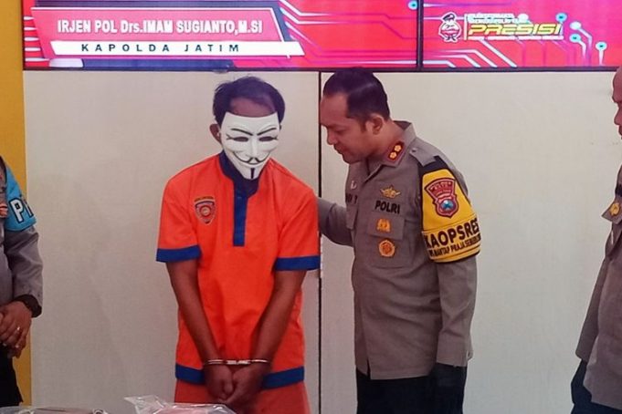 Polisi dari Satreskrim Polres Batu telah mengamankan pelaku penembakan yang terjadi di Kota Batu, Jawa Timur berinisial Monang Sihombing (52) di Kecamatan Singosari, Kabupaten Malang.