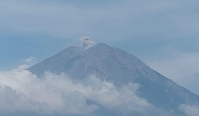 Lontaran abu vulkanik dari puncak Gunung Semeru di Kabupaten Lumajang -- Malang, Jawa Timur yang teramati pada Sabtu (12/10/2024)