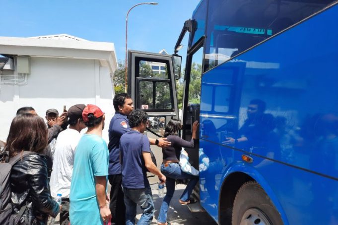 Sejumlah warga negara Indonesia yang dideportasi dari Malaysia tiba di Pelabuhan Ferry Internasional Batam Center, Kota Batam, Kepulauan Riau, Kamis (3/10/2024).