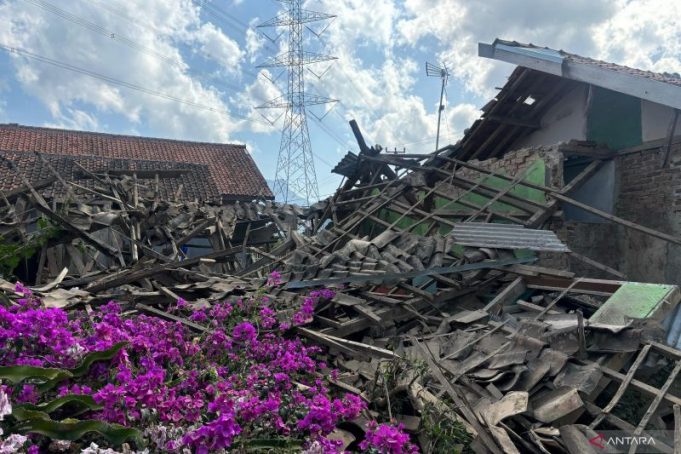 Kondisi salah satu rumah warga yang mengalami kerusakan cukup parah pascagempa di Kabupaten Bandung, Jawa Barat