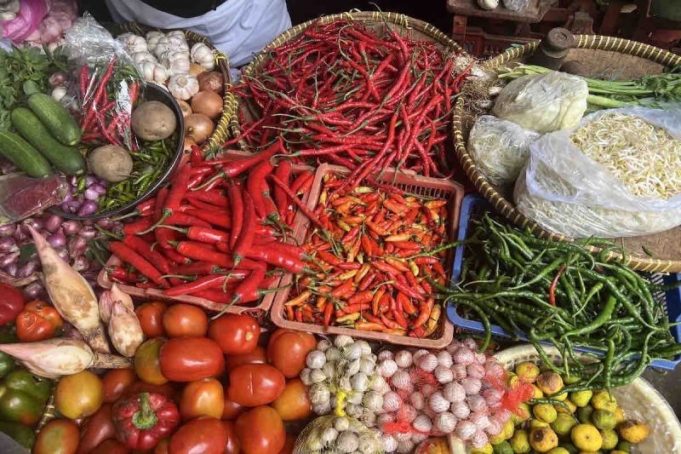 Cabai rawit merah dan komoditas pangan lainnya yang dijual pedagang di Pasar Minggu, Jakarta