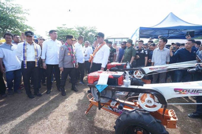 Menteri Pertanian (Mentan) Andi Amran Sulaiman (tengah) melakukan kunjungan kerja di Kabupaten Bone, Provinsi Sulawesi Selatan (Sulsel).