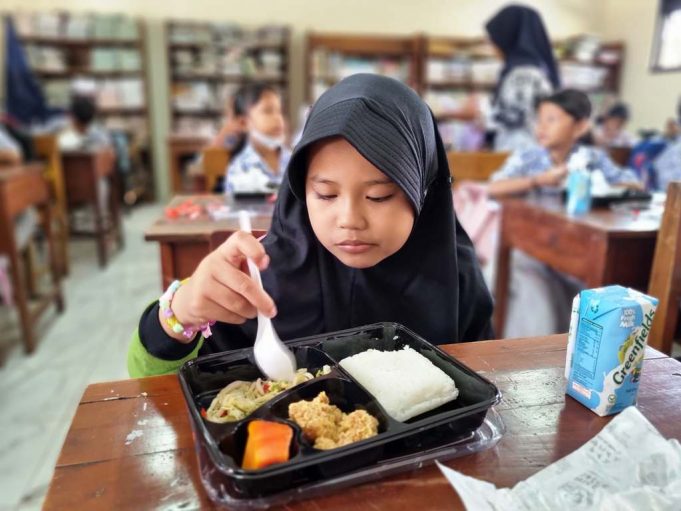 Ilustrasi- Anak Sekolah mendapatkan makan bergizi.