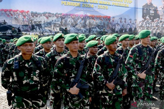 Prajurit TNI mengikuti apel gelar pasukan untuk Operasi Pengamanan VVIP Pelantikan Presiden-Wakil Presiden di Lapangan Silang Monas, Jakarta, Jumat (18/10/2024).