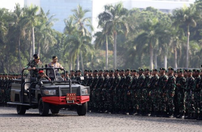 Panglima TNI Jenderal TNI Agus Subiyanto dan Kapolri Jenderal Pol. Listyo Sigit Prabowo memeriksa pasukan saat apel gelar pasukan dan alutsista untuk Operasi Pengamanan VVIP Acara Pelantikan Presiden-Wapres di Lapangan Silang Monas, Jakarta, Jumat (18/10/2024).