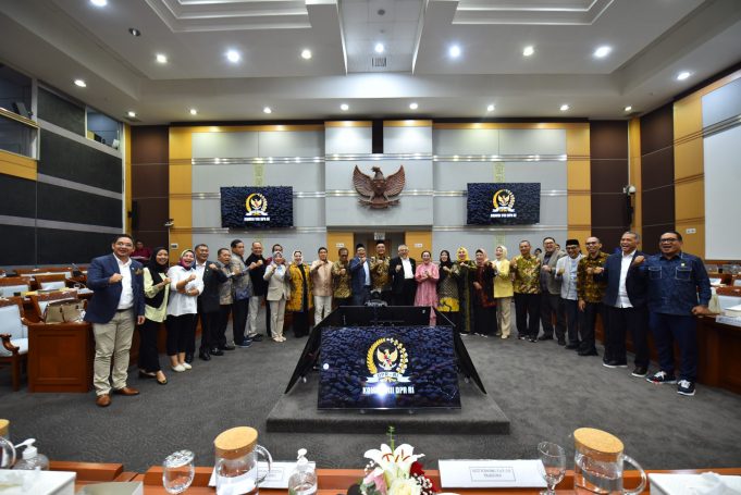 Foto_bersama_Pimpinan_dan_Anggota_Komisi_VIII_DPR_RI_usai_menggelar_rapat_internal_pada_Rabu_(23_10_20241023154138