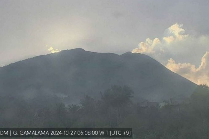 Gunung Gamalama di Kota Ternate, Maluku Utara (Malut) keluarkan asap kawah bertekanan lemah teramati berwarna putih dengan intensitas tipis dan tinggi 150 meter di atas puncak kawah, Minggu (27/10/2024).