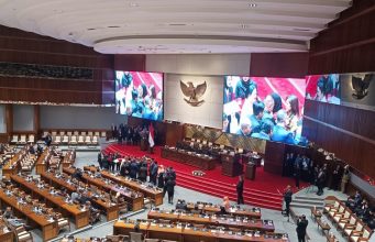 Selamat Atas Pelantikan Anggota DPR dan DPD RI Baru: Harapan Indonesia Lebih Baik Suasana Ruang DPR saat Proses Pelantikan Anggota Baru.