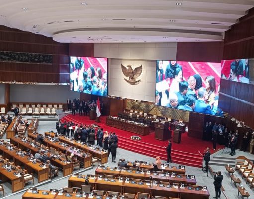 Selamat Atas Pelantikan Anggota DPR dan DPD RI Baru: Harapan Indonesia Lebih Baik Suasana Ruang DPR saat Proses Pelantikan Anggota Baru.