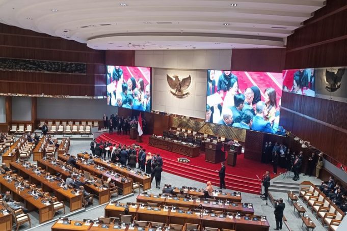 Suasana Ruang DPR saat Proses Pelantikan Anggota Baru.