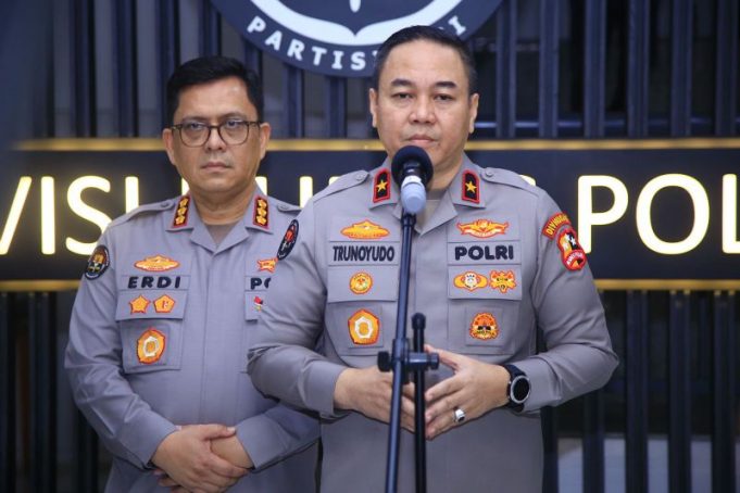 Kepala Biro Penerangan Masyarakat (Karopenmas) Divhumas Polri Brigjen Pol. Trunoyudo Wisnu Andiko (kanan).