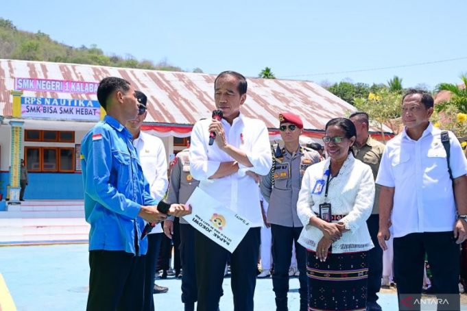 esiden Joko Widodo saat mengunjungi SMKN 1 Kalabahi di Alor, NTT, Kamis (3/10/2024).