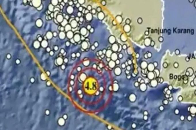 pusat titik gempa bumi 4,8 magnitudo yang melanda kabupaten Pesisir Barat Lampung.