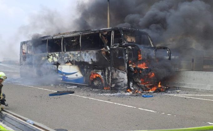 Petugas Sudin Penanggulangan Kebakaran dan Penyelamatan (Gulkarmat) Jakarta Timur memadamkan api pada bus pariwisata di ruas Tol Becakayu, Jatinegara, Jakarta Timur, Kamis (24/10/2024).