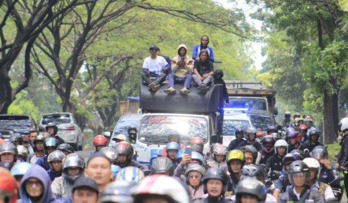 Buruh dari sejumlah serikat bergerak menuju kompleks perkantoran Pemerintah Kabupaten Bekasi, Jawa Barat untuk berunjuk rasa, Senin (28/10).