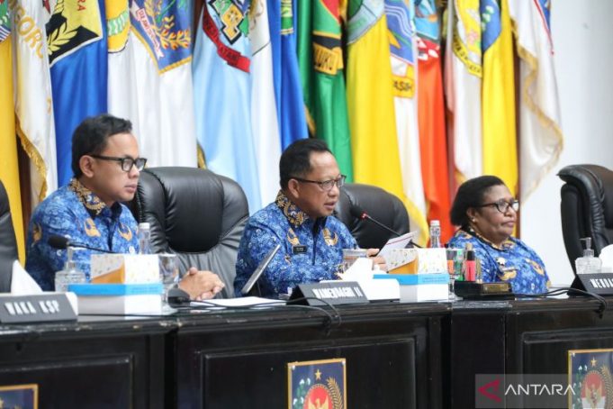 Menteri Dalam Negeri Tito Karnavian saat memimpin Rapat Koordinasi Pengendalian Inflasi Daerah Tahun 2024 dari Gedung Sasana Bhakti Praja (SBP) Kantor Pusat Kemendagri, Jakarta, Senin (28/10/2024).