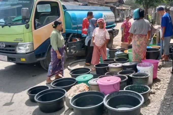 Warga Lombok Tengah, Nusa Tenggara Barat saat menerima bantuan air bersih yang disalurkan Pemkab Lombok Tengah untuk mengantisipasi dampak musim kemarau 2024