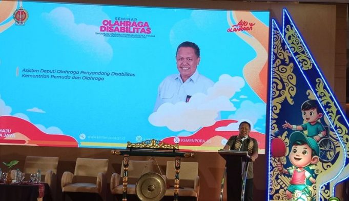 Asisten Deputi Olahraga Penyandang Disabilitas Kemenpora Ibnu Hasan saat membuka "Seminar Olahraga Disabilitas" di Yogyakarta, Selasa (15/10/2024).