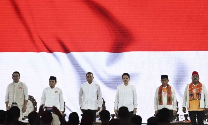 Tiga pasangan calon Gubernur-Wakil Gubernur DKI Jakarta (dari kiri) Ridwan Kamil-Suswono, Dharma Pongrekun-Kun Wardana Abyoto, dan Pramono Anung- Rano Karno mengikuti debat pertama pasangan Calon Gubernur dan Wakil Gubernur DKI Jakarta tahun 2024 di JIExpo Kemayoran, Jakarta, Minggu (6/10/2024).