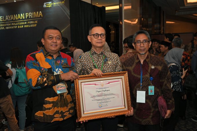 Kepala_Biro_Umum_Setjen_DPR_RI_Rudi_Rochmansyah_usai_menerima_penghargaan_sebagai_10_Terbaik_Kelompo20241009095730