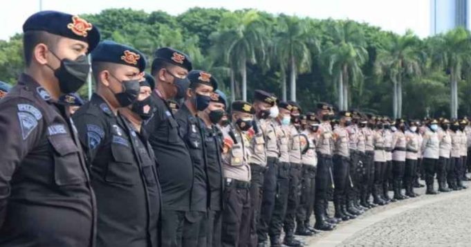 Personil Polisi disiagakan amankan Aksi Buruh kawasan Patung Kuda, Jakarta Pusat dan sekitarnya, Kamis (31/10).