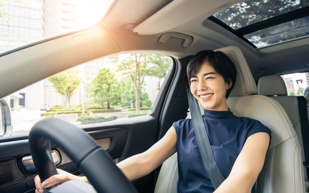 Wanita sedang mengendarai mobil (Foto: Shutterstock)