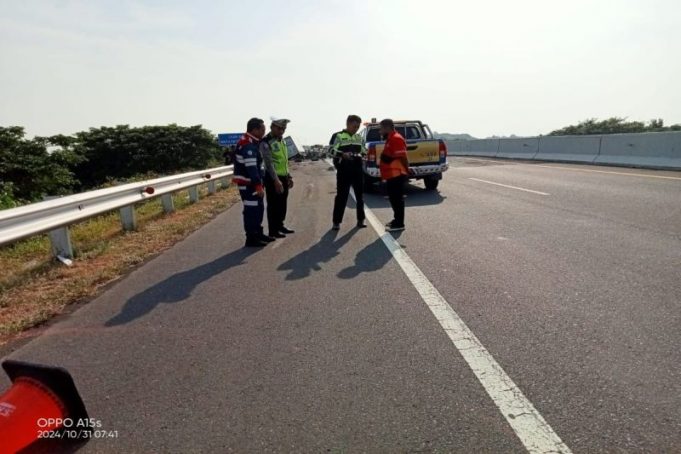 Petugas kepolisian Resor Pemalang sedang melakukan olah TKP atas kecelakaan di Tol Batang-Pemalang yang melibatkan dua mobil yang ditumpangi kru media TV One di Pemalangn, Kamis (31/10/2024).