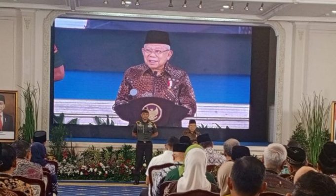 Wapres Ma'ruf Amin dalam arahannya saat rapat pleno Komite Nasional Ekonomi dan Keuangan Syariah (KNEKS) dan Pembukaan Rapat Sinergi Ekonomi dan Keuangan Syariah Nasional di Auditorium Sekretariat Wapres, Jakarta, Jumat (4/10/2024).