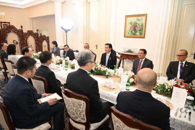 Wakil Presiden (Wapres) RI Gibran Rakabuming Raka menyelenggarakan jamuan makan siang dalam rangka kunjungan kehormatan Wapres China Han Zheng di Istana Wapres, Jakarta, Senin (21/10/2024).