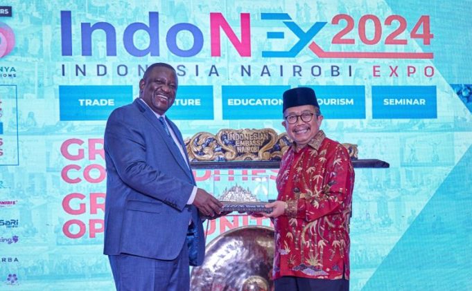 Duta Besar RI untuk Kenya Mohamad Hery Saripudin (kanan) dan Menteri Investasi, Perdagangan, dan Industri Kenya Salim Myurya membuka IndoNEX 2024 di Nairobi, Kenya