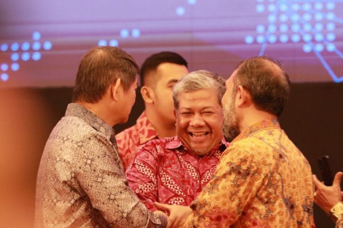 Fahri Hamzah (tengah) bersama Ketua Satgas Perumahan Hashim Djojohadikusumo (kiri).