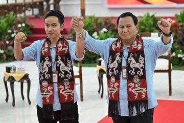 Arsip-Pasangan bakal calon presiden dan wakil presiden Prabowo Subianto (kanan) dan Gibran Rakabuming Raka (kiri) menyapa wartawan sebelum menyerahkan syarat pencalonan menjadi presiden dan wakil presiden di Kantor Komisi Pemilihan Umum (KPU), Jakarta, Rabu (25/10/2023)