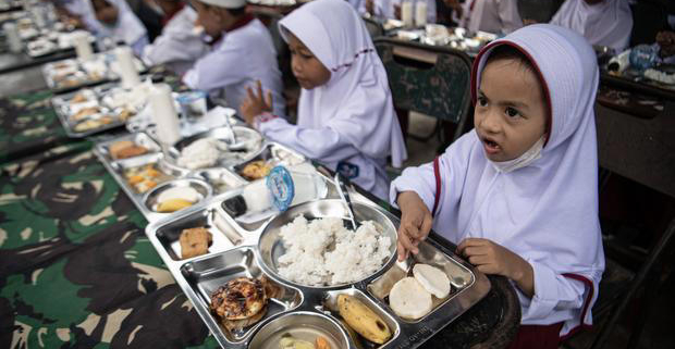 Ilustrasi - Siswa Sekolah Dasar (SD) sedang makan di sekolah.