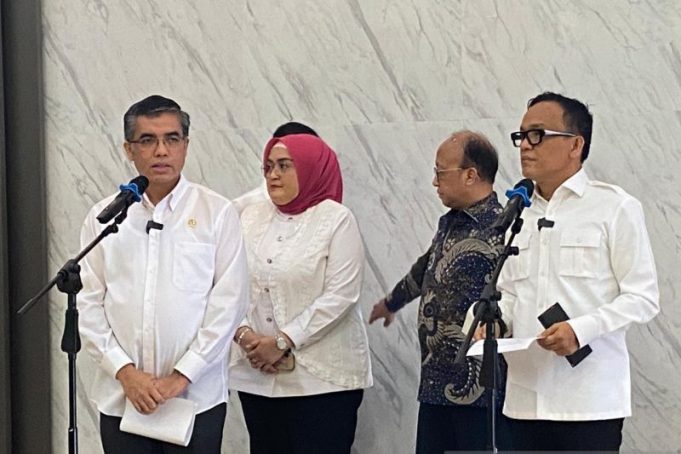 Menteri Ketenagakerjaan Yassierli (kiri) bersama Wakil Menteri Ketenagakerjaan Immanuel Ebenezer (kanan) usai serah terima jabatan menteri dan wakil menteri ketenagakerjaan di kantor Kemenaker, Jakarta, Selasa (22/10/2024).