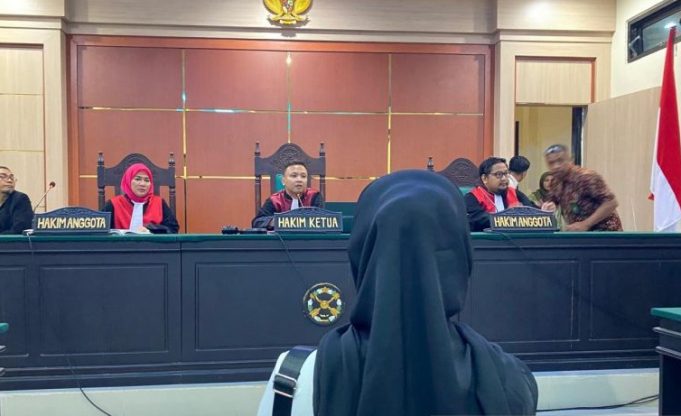 Guru Honorer SDN 4 Baito Supriyani saat menjalani sidang perdana di PN Andoolo, Konsel, Kamis (24/10).