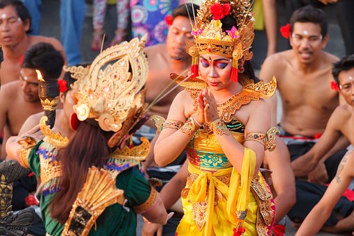 Ilustrasi - Pemuda sedang menari untuk melestarikan Budaya tari di Bali.