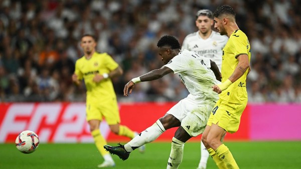 Pemain Real Madrid, Vinicius melakukan tendangan ke arah gawang Villareal