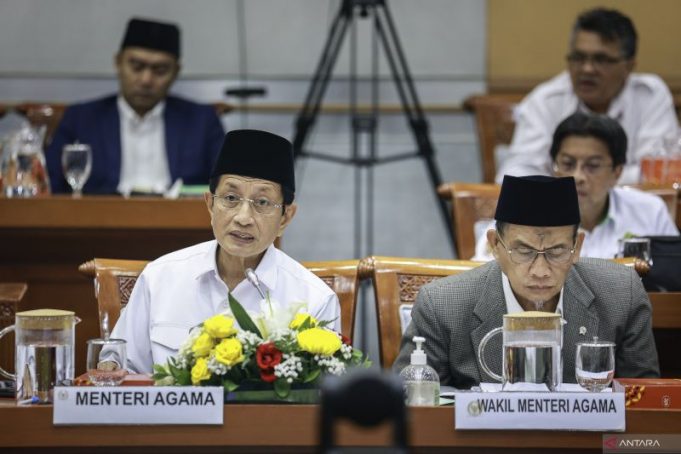 Menag Nasaruddin Umar (kiri) bersama Wamenag Muhammad Syafi'i (kanan) saat menyampaikan paparan pada rapat kerja dengan Komisi VIII DPR di Kompleks Parlemen, Senayan, Jakarta, Senin (28/10/2024).