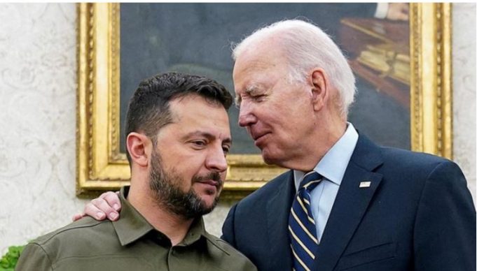 Presiden Ukraina Volodymyr Zelensky (kiri) dan Presiden AS Joe Biden (kanan).