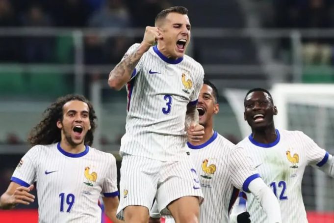 Selebrasi Lucas Digne (tengah) setelah tendangan bebasnya berujung gol bunuh diri kiper Italia dalam pertandingan UEFA Nations League di Stadion San Siro, Milan pada Senin (18/11/2024)